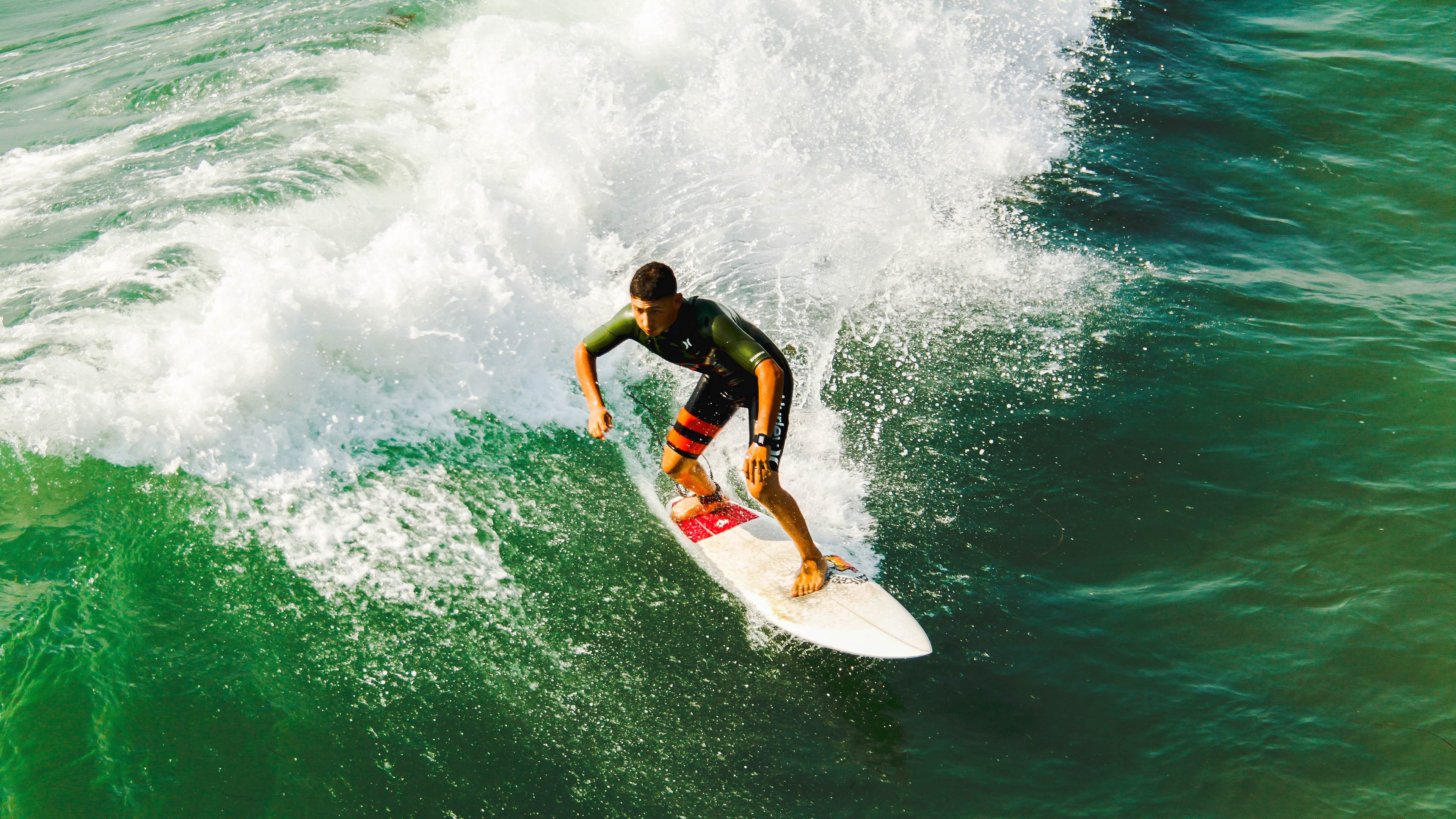城市河堤新修步道首跑仪式 跑者齐剪彩